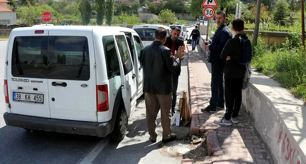 15-yasindaki-genc-tartistigi-kiz-arkadasi-ve-kendisini-bicakla-yaraladi-1653034919721.jpg 15 yaşındaki genç tartıştığı kız arkadaşı ve kendisini bıçakla yaraladı-6
