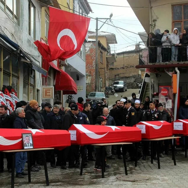 Oğluna ve torunlarına son veda! Ağıtları yürek dağladı