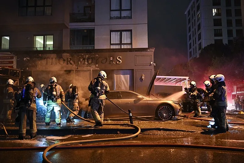 kadikoyde-galeri-yangini-4-luks-arac-kullanilamaz-hale-geldi-1778297819759.jpeg Kadıköy'de galeri yangını: 4 lüks araç kullanılamaz hale geldi-3