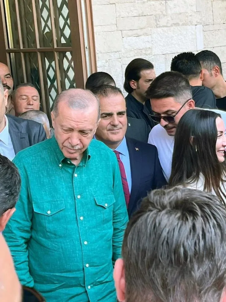 baskan-erdogan-cuma-namazini-mugla-millet-camiinde-kildi-1724423650794.jpeg Başkan Recep Tayyip Erdoğan vatandaşlarla hatıra fotoğrafı çektirdi