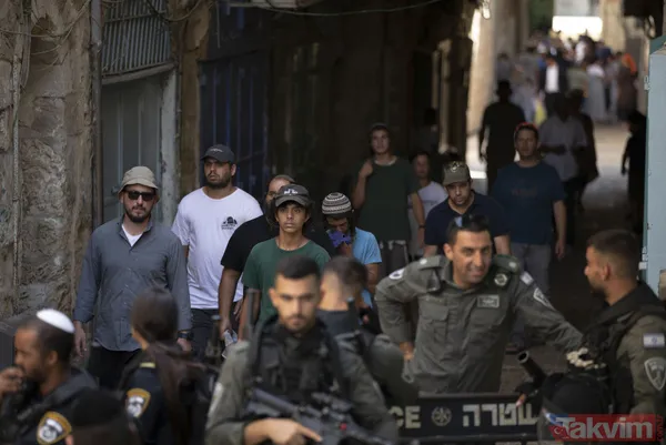 Siyonist işgalcilerden İsrail polisi eşliğinde Mescid-i Aksa'ya alçak baskın - 13