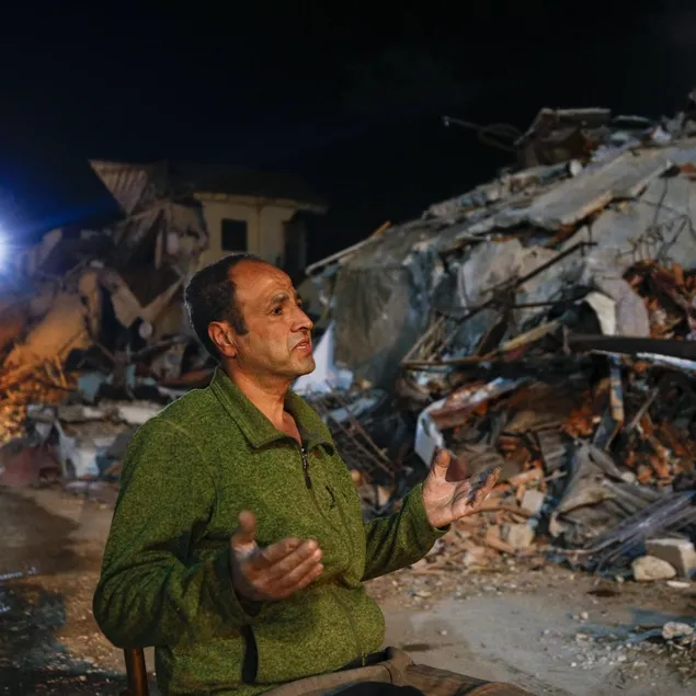 Berat Kandili’nde ölen ailesi için ellerini semaya açtı