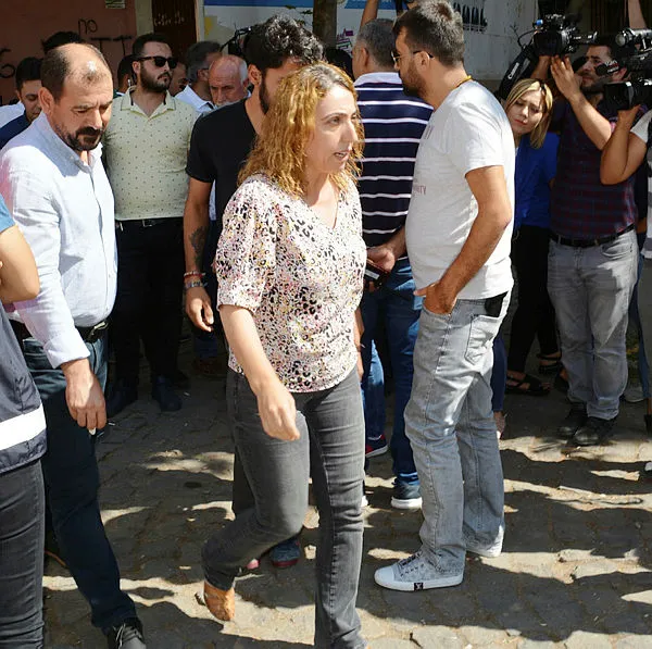Gözü yaşlı annelerle dalga geçen HDP'li vekil Saliha Aydeniz'e tepkiler çığ gibi-1