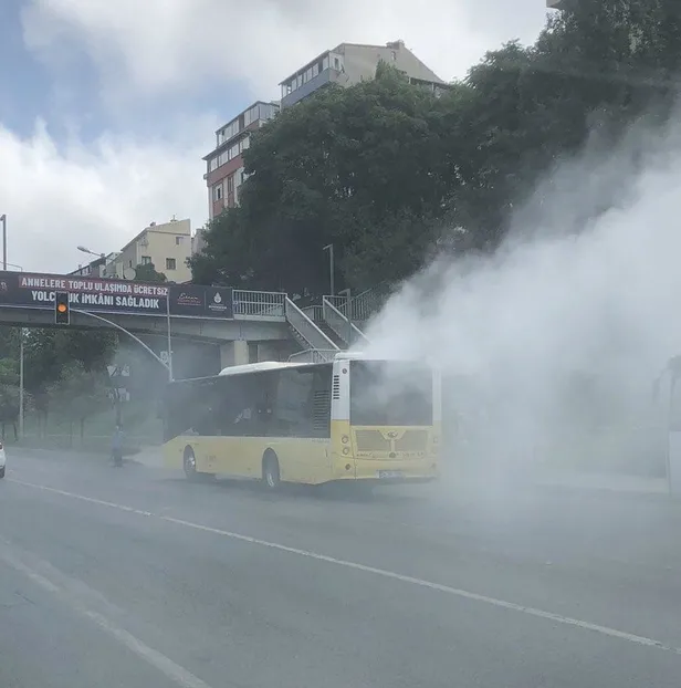 istanbullunun-iett-ile-imtihani-bir-otobusun-korugu-patladi-baska-otobusun-ise-motoru-yandi-1692287404031.jpeg