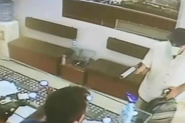 Elazığ'da kuyumcuda soygun girişimi! Polis olarak tanıttı silahını doğrulttu