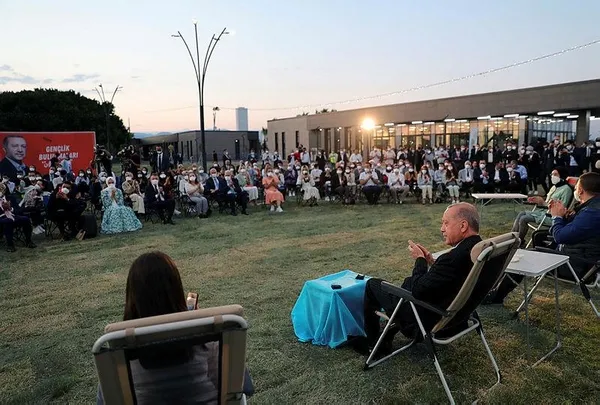 Başkan Recep Tayyip Erdoğan gençlerle buluştu: "Ah Yalan Dünya" türküsü ve "Kafama Sıkar Giderim" şarkısına eşlik etti-3