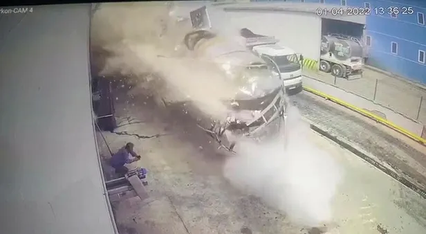 ortalik-savas-alanina-dondu-meyve-suyu-fabrikasindaki-buhar-kazaninin-patlama-ani-kamerada-1648913947620.jpeg Ortalık savaş alanına döndü! Meyve suyu fabrikasındaki buhar kazanının patlama anı kamerada-3