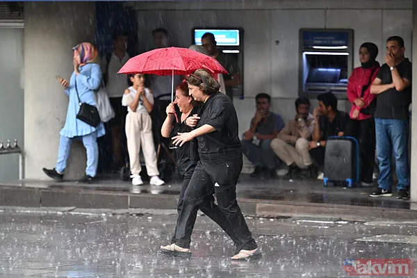 Sağanak ve dolu yağışı Ankara'yı yine felç etti! Yollar göle döndü, iş yerlerini su bastı - 23