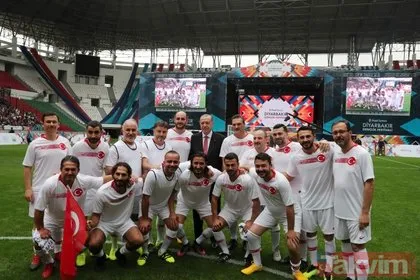 Başkan Erdoğan ünlüler karması maçını böyle başlattı