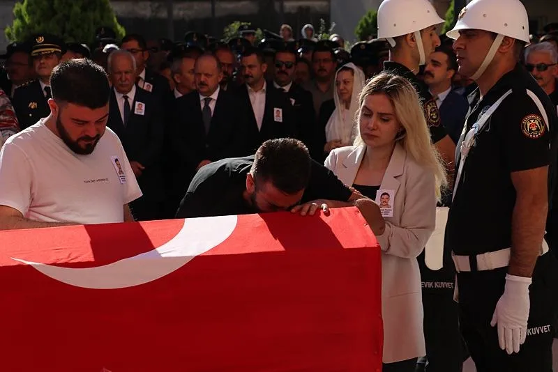  Törende, aynı çatışmada yaralanan polis memuru Arif Ay, Şahan'ın ay yıldızlı bayrağa sarılı tabutuna sarılarak gözyaşı döktü.