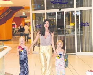 Kızlarına ayak uydurdu