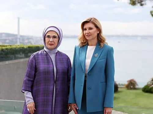 ukrayna-first-ladysi-olena-zelenska-emine-erdogana-minnettar-hayat-kurtarmaktan-daha-onemli-bir-sey-yoktur-1695930431610.jpeg Zelenskiy'nin eşi Olena Zelenska, Emine Erdoğan'a Ukraynalı yetim çocuklar için yaptıklarından dolayı minnettar: "Hayat kurtarmaktan daha önemli bir şey yoktur"-4