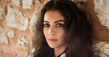 Burcu Özberk kırmızılar içinde paylaştı ortalık yandı kavruldu! Derin dekoltesi olay oldu iddialı pozu sosyal medyaya damga vurdu
