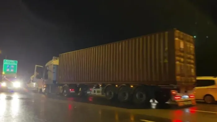 canli-yayinda-gosterdi-kuzey-marmara-otoyolunda-bir-kisi-tir-soforunu-rehin-aldi-ikna-cabalari-suruyor-1703345976374.jpeg 'Cinayetleri biliyorum' dedi Kuzey Marmara Otoyolu'nda TIR şoförünü rehin aldı! İçişleri Bakanı Ali Yerlikaya ile görüşen şahıs teslim oldu-6