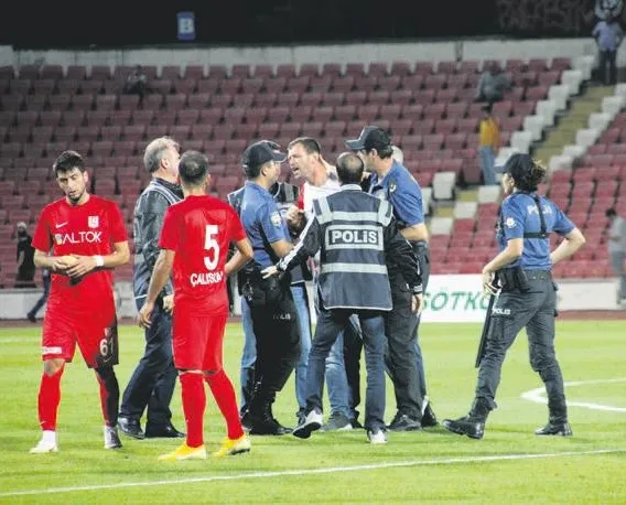 Balıkesir’de olay çıktı maç yarıda kaldı!