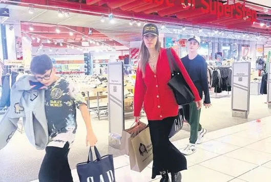 Oğullarıyla alışverişte