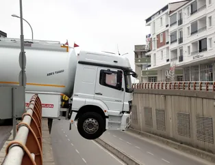 Samsun'da facianın eşiğinden dönüldü! El freni çekilmeyen tanker alt geçit korkuluklarında asılı kaldı