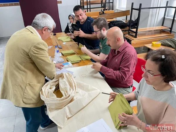 Türkiye, Tarihi Seçimlerin 2. Turu İçin Sandık Başına Gitti. Saat 08.00 İtibarıyla Başlayan Seçimler 17.00'De Sona Erecek. Vatandaşların Akın Akın Sandık Başına...