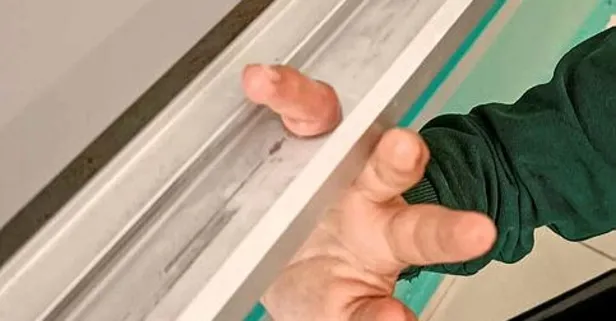 Burdur'da öğrencinin parmağı akıllı tahtaya sıkıştı