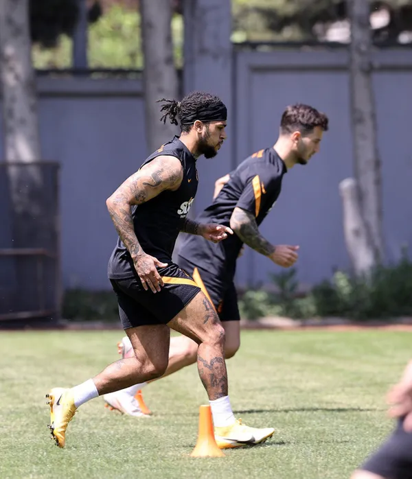 galatasaraya-yedlinden-guzel-haber-geldi-mls-ekiplerinden-seattle-soundersa-donme-ihtimali-yuksek-1625993700908.jpg Galatasaray'a Yedlin'den güzel haber geldi! MLS ekiplerinden Seattle Sounders'a dönme ihtimali yüksek-5