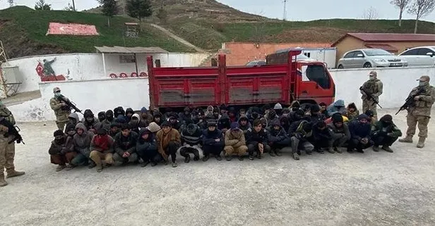 Bitlis’te 2 araçta 110 kaçak göçmen yakalandı