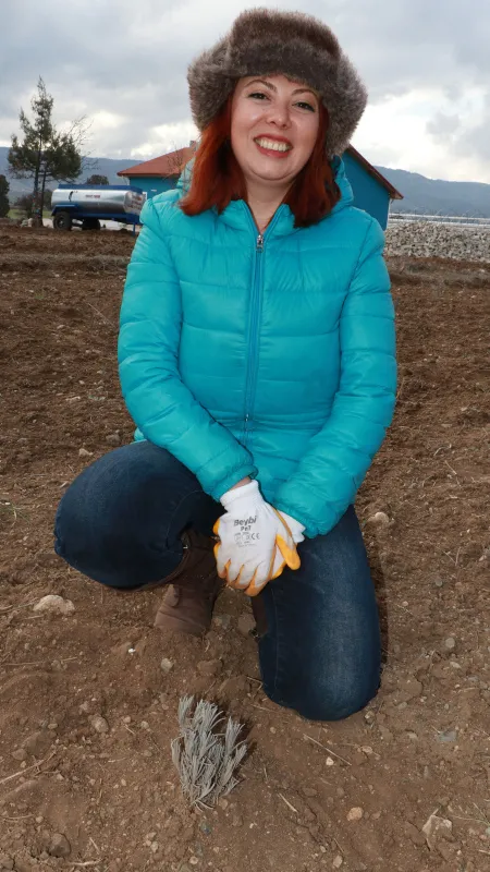 abdde-akademisyenligi-birakti-dr-aynur-ece-onur-burdurda-susuz-tarim-yapmaya-basladi-1616220467799.jpg ABD'de akademisyenliği bıraktı! Dr. Aynur Ece Onur Burdur'da susuz tarım yapmaya başladı-8