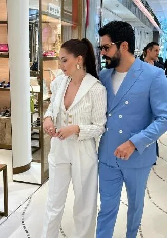 1707345003112.jpeg Burak Özçivit ve Fahriye Evcen Katar'da! Özel bir davete katılan çifte yoğun ilgi-3