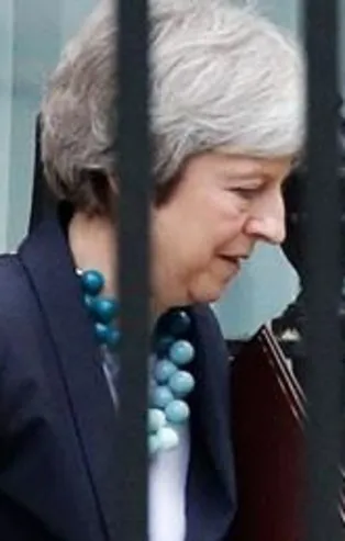 İngiltere'de tarihi Brexit oylaması ertelendi!