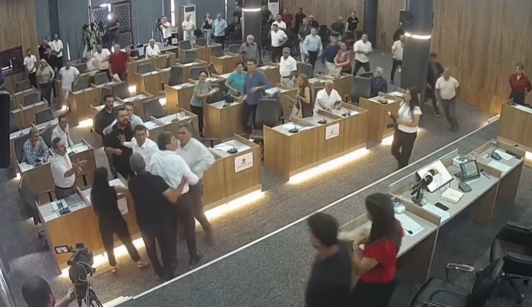 1784294595964.jpeg Toroslar’da meclis karıştı: CHP’li başkan arbede çıkardı-3