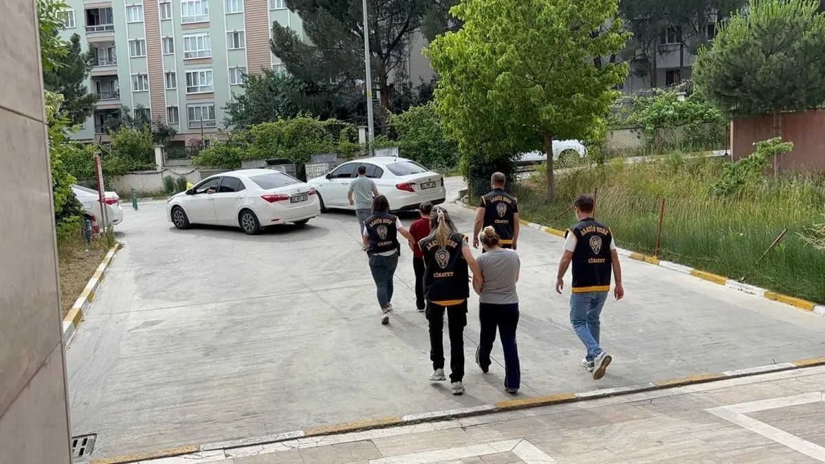 16-yillik-dugumu-topuk-kani-cozdu-cop-konteynerinde-cesedi-bulunan-bebegin-annesi-gozaltinda-biri-sahiplensin-1781339175062.jpeg 16 yıllık düğümü topuk kanı çözdü: Çöp konteynerinde cesedi bulunan bebeğin annesi gözaltında! | "Biri sahiplensin diye bıraktım"-8