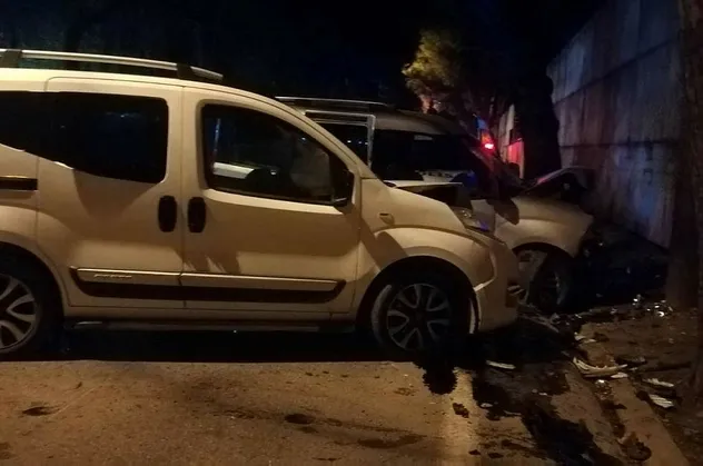 İzmir'de hafif ticari araçlar çarpıştı: 5 ağır yaralı