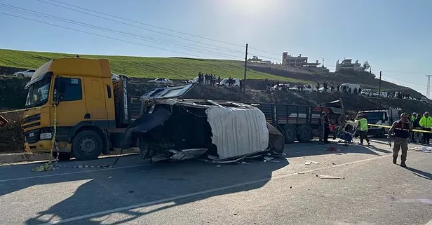 Hatay'da feci kaza: İşçi sevisi ile tır çarpıştı! Ölü ve yaralılar var