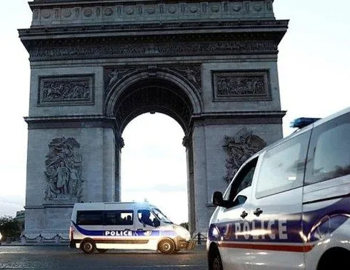 Paris’te bomba ihbarı sonrası panik