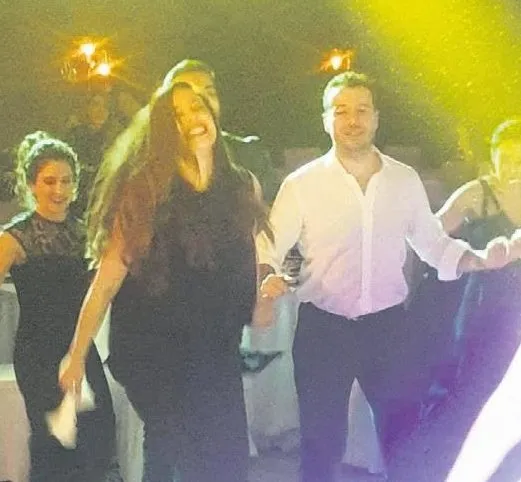 Azra Akın düğünde kurtlarını döktü
