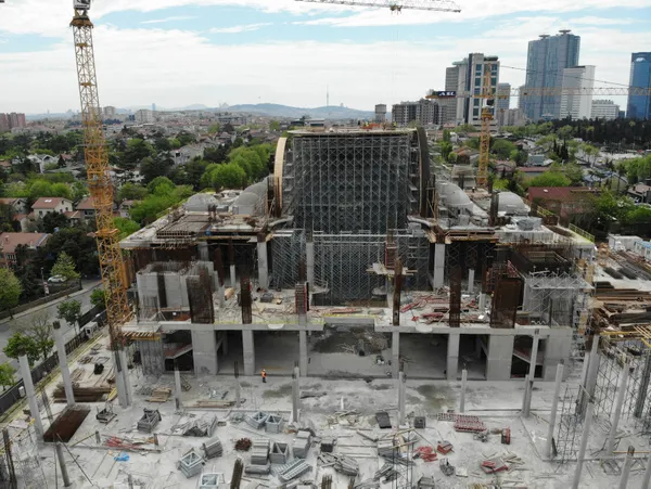buyukdere-caddesinde-yapimi-devam-eden-levent-cami-havadan-goruntulendi-1620373665785.jpg