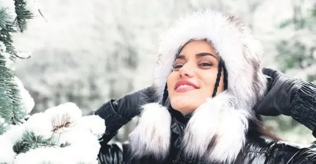 Kar İstanbul’a ünlülerin renkli pozları sosyal medyaya düştü! Burak Özçivit ve Fahriye Evcen’den damga vuran fotoğraflar