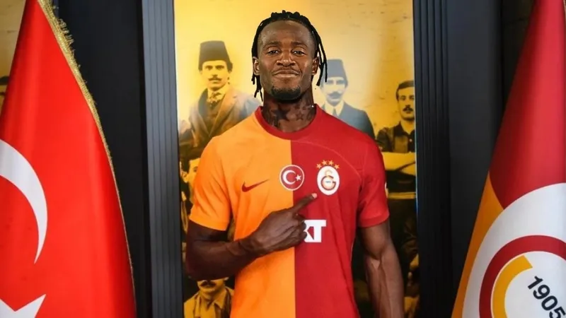 galatasaray-sag-bek-transferinde-ters-kose-yapti-aaron-wan-bissaka-ve-guela-doue-derken-genc-oyuncuya-teklif-y-1720463844226.jpeg