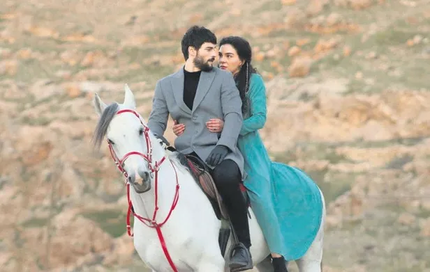 Başrollerinde Akın Akınözü ve Ebru Şahin'in oynadığı Hercai Mardin’i dünya manşetlerine taşıdı! Hercai'nin çekildiği konağa ünlü akını-1