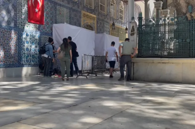 Eyüp Sultan Türbesi'ne çekiçli saldırı! Görüntüler ortaya çıktı