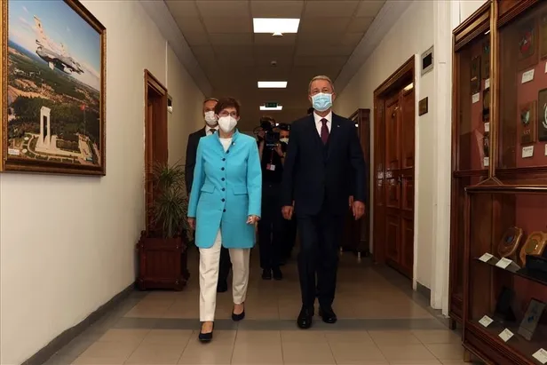 son-dakika-milli-savunma-bakani-hulusi-akar-almanya-savunma-bakanikarrenbauer-ile-gorustu-1623945893180.jpeg Milli Savunma Bakanı Hulusi Akar, Alman mevkidaşı ile görüştü: "PKK eşittir YPG"-5