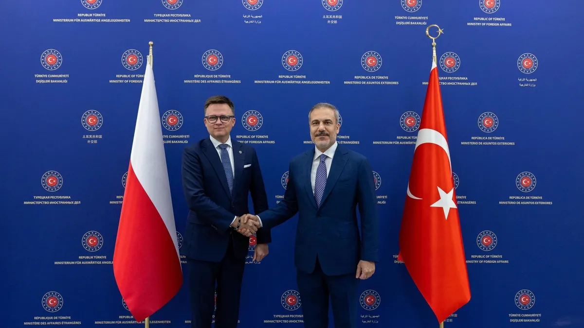 Dışişleri Bakanı Hakan Fidan Polonya Meclis Başkanı Szymon Franciszek Holownia ile görüştü
