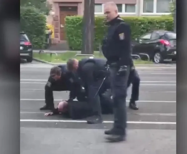 almanyada-tedavi-icin-hastaneye-giderken-rahatsizlanan-turk-vatandasina-polis-siddeti-1621194080091.jpeg Almanya'da tedavi için hastaneye giderken rahatsızlanan Türk vatandaşına polis şiddeti-3