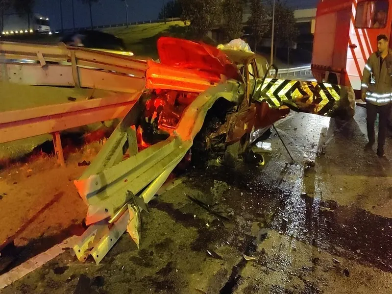 İstanbul Bayrampaşa'da feci kaza: Otomobil demir bariyere saplandı-2