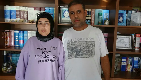 korkunc-ayrinti-27-bicak-darbesiyle-oldurulen-16-yasindaki-yagmur-tayhan-bayramda-katilinin-elini-opmus-1630662128243.jpg Korkunç ayrıntı! 27 bıçak darbesiyle öldürülen 16 yaşındaki Yağmur Tayhan, bayramda katilinin elini öpmüş-2