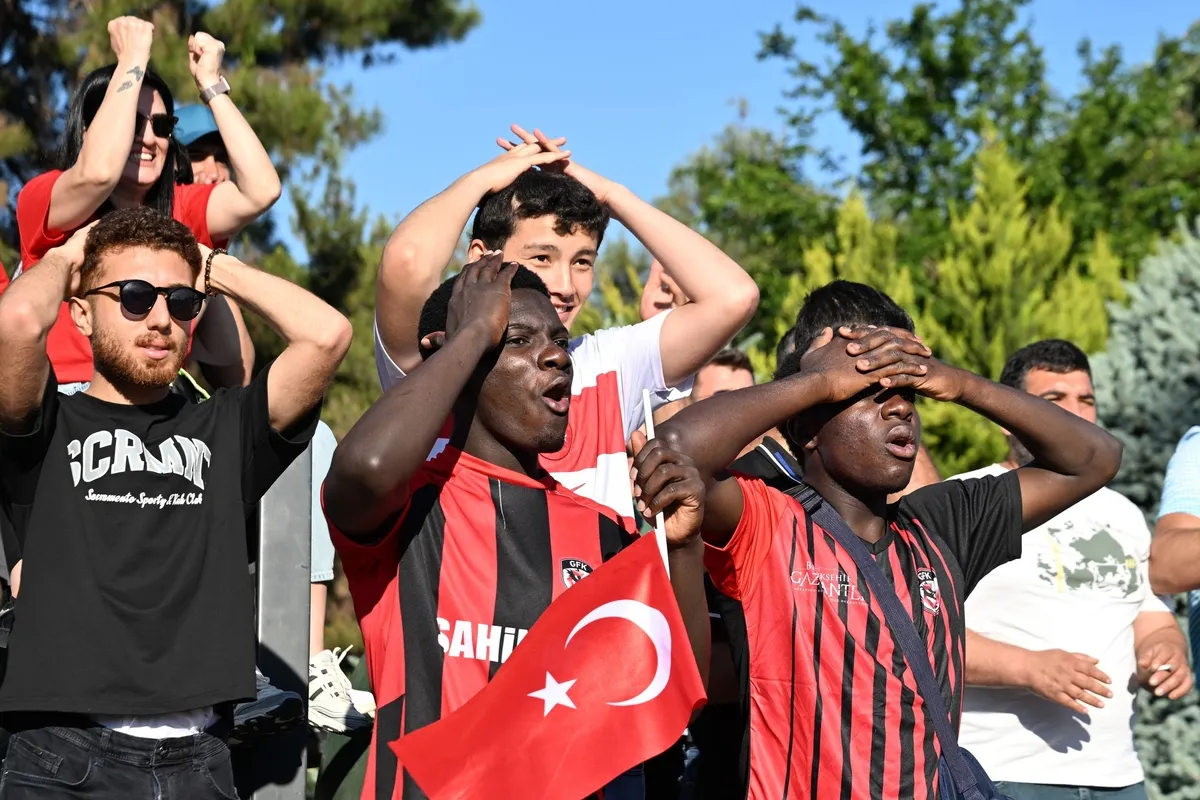 Ay-yıldız kıyam! Önce namaza sonra meydanlara: A Milli Takım'a tekbirlerle destek-13