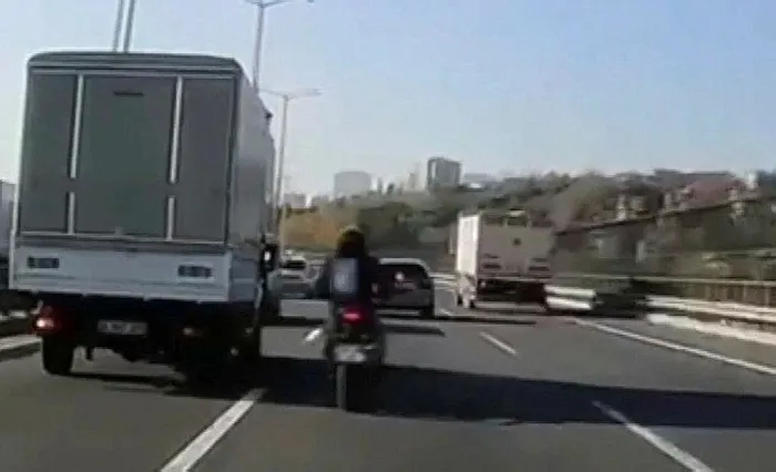 temde-tehlike-motosikleti-sikistiran-kamyonet-soforu-gozaltina-alindi-1703168822637.jpeg TEM'de tehlike! Motosikleti sıkıştıran kamyonet şoförü gözaltına alındı-3