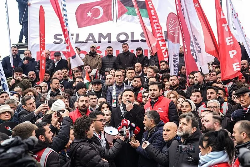 İstanbul İl Başkanı Özgür Çelik, eyleme katılarak basın açıklaması yaptı. (AA)