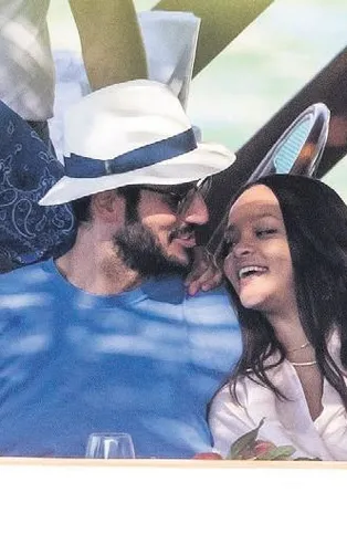 İngiliz basınından bomba iddia! Yeşil Cami'de Kuran Dersi tablosunu Rihanna'nın sevgilisi Suudi işadamı Hassan Jameel aldı