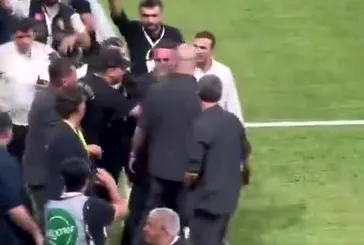 Sahaya girdi maç durdu: Ali Koç yere düştü
