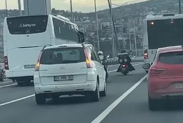 İstanbul'da araçlar fırtınada zor anlar yaşayan motosikletlilere kalkan oldular